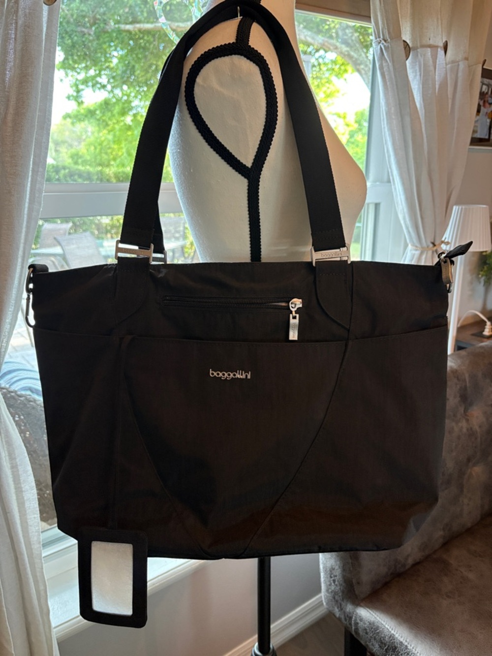 Baggallini Black Everyday Tote with shoulder Handles